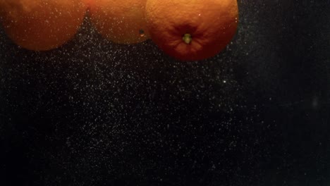 naranjas cayendo al agua