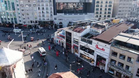 la mezquita de taksim. la plaza de taksima con la gente