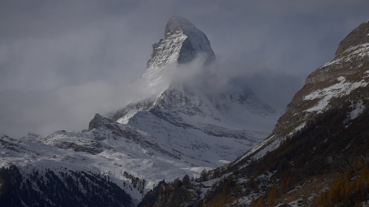 matterhorn cubierto de nieve tomada de la aldea suiza de zermatt, suiza, en el otoño