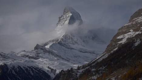 Matterhorn-Cubierto-De-Nieve-Tomada-De-La-Aldea-Suiza-De-Zermatt,-Suiza,-En-El-Otoño