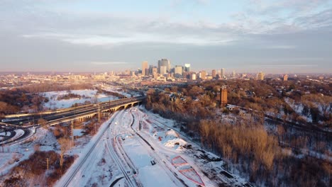 empuje de drones en el horizonte de minneapolis minnesota durante la hora de oro de invierno desde el sendero de cedar lake 4k