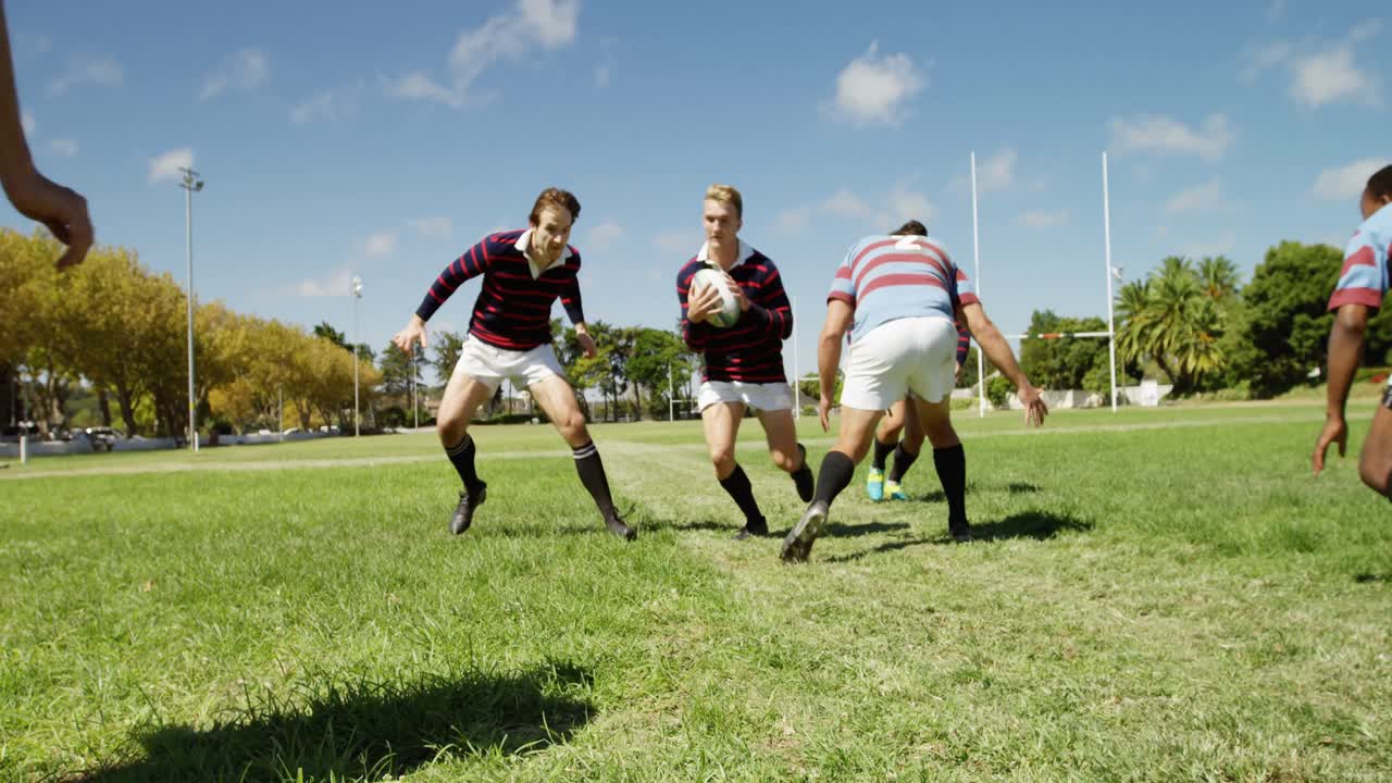 럭비 선수가 뛰고 공을 들고 4k 4k