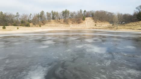 Derretimiento-Del-Hielo-En-Enero-Sobre-Dune-Harbour-Park