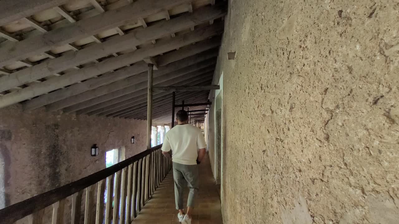 camminando attraverso il monastero di lluc