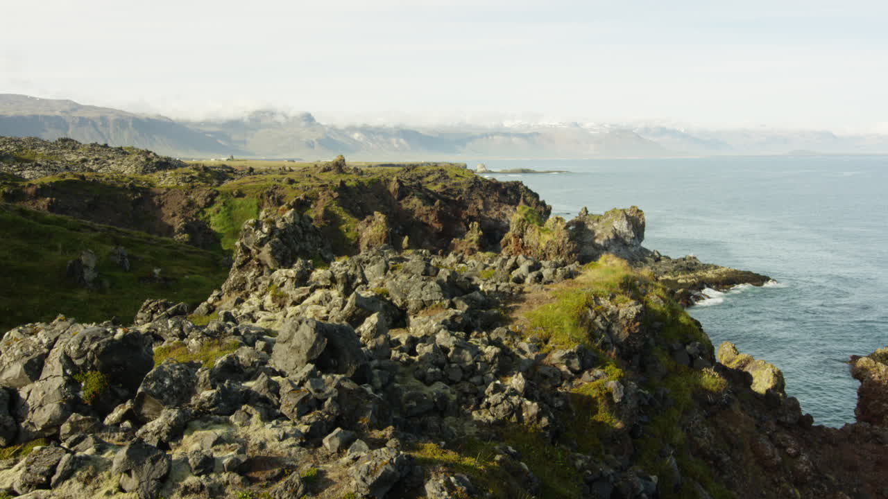 costa y montañas, península de snaefellsnes, islandia, plano amplio alejar