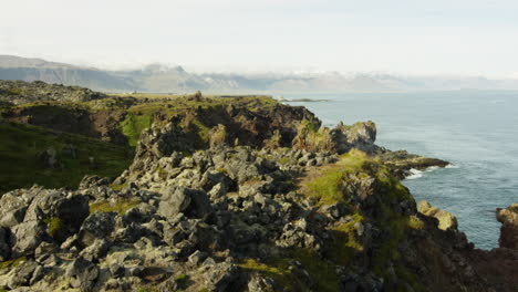 Küste-Und-Berge,-Halbinsel-Snaefellsnes,-Island,-Totale-Herauszoomen