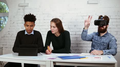 Grupo-Multiétnico-De-Personas-Que-Trabajan-Juntas.-Uno-De-Ellos-Usa-Gafas-Vr.-Feliz-Grupo-Diverso-De-Estudiantes-O-Jóvenes-Empresas