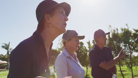 Personas-Mayores-Apuntando-Hacia-Una-Dirección-En-El-Campo-De-Golf-En-Un-Día-Soleado