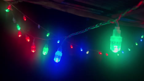 cerca de las coloridas luces parpadeantes que adornan los aleros del techo