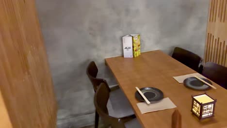 área de comedor tranquila con mesas dispuestas