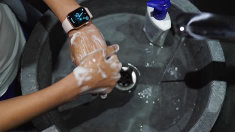 lavarse las manos con agua y jabón
