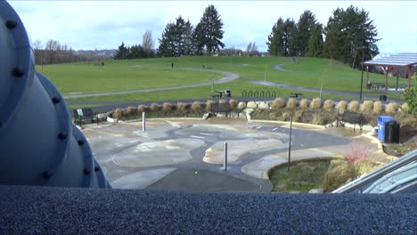 una toma deslizante con vista a un parque en seattle