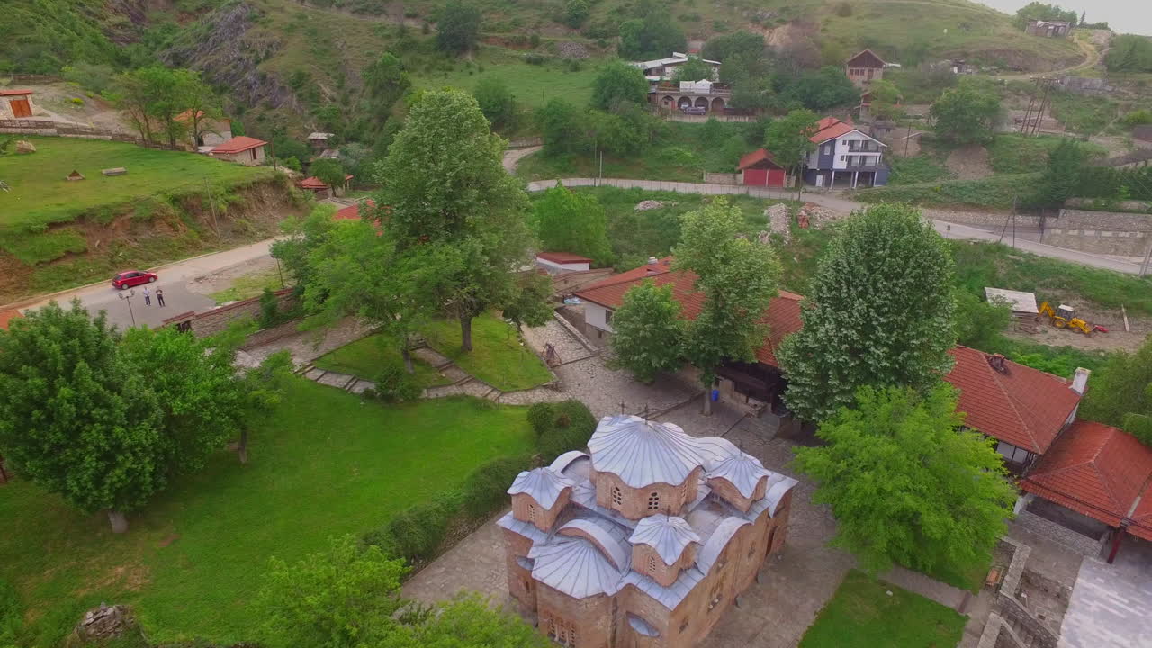 vista aérea del hotel de lujo con villas y piscina en selva tropical y palmeras