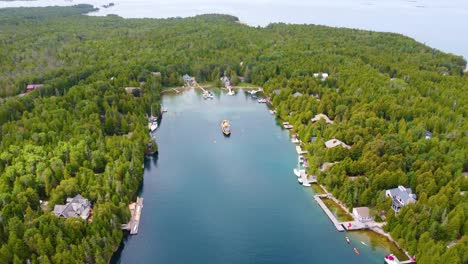 Flug-über-Den-Big-Tub-Harbour-Mit-Blick-Von-Oben-Auf-Das-Schiffswrack-Des-Gewinnspiels