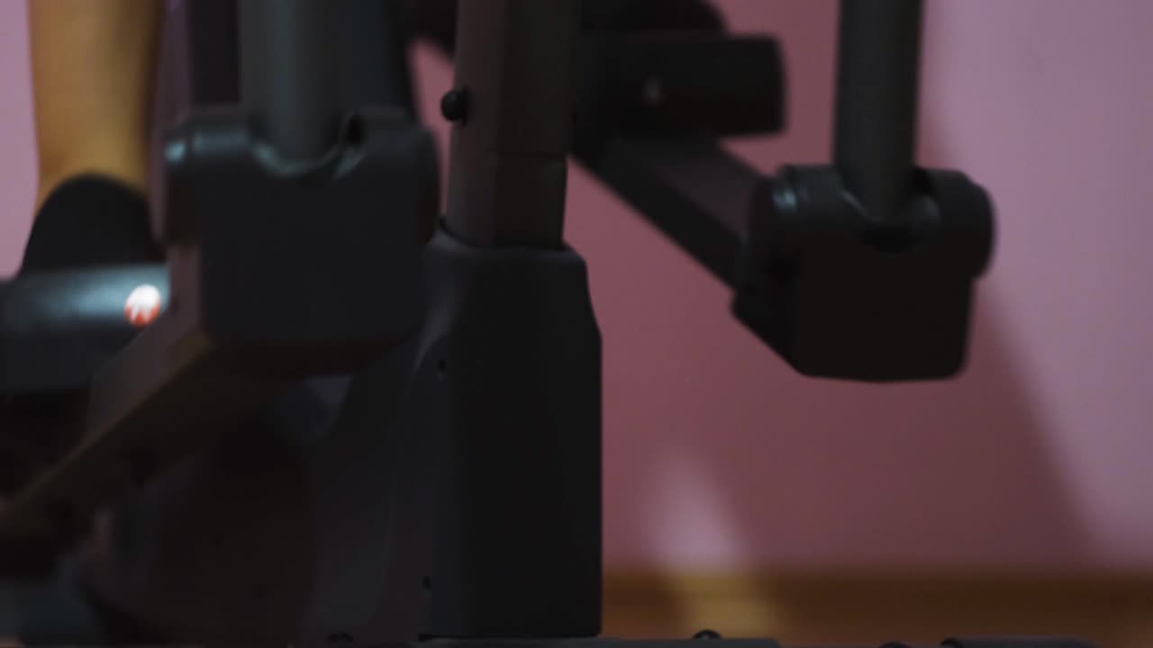 고정된 운동 자전거를 사용하는 사람