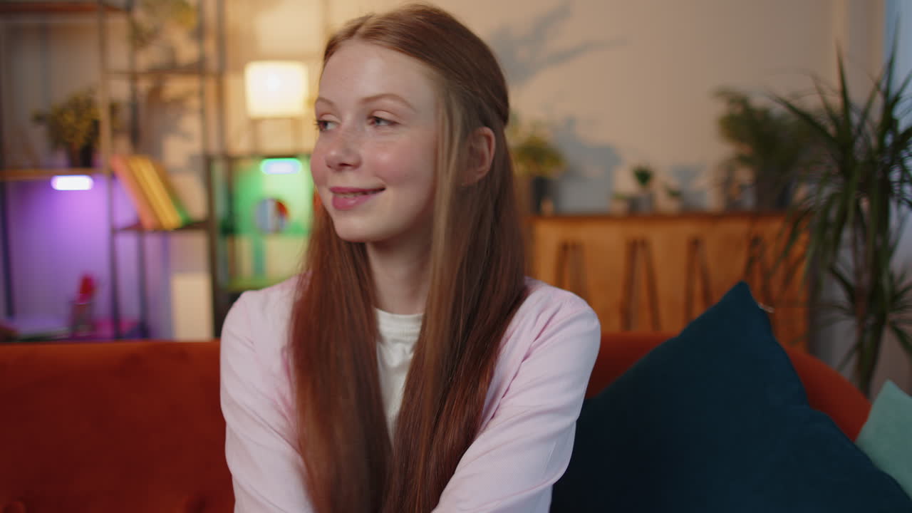 웃는 행복한 은 머리 어린 소녀 눈을 이고, 미소로 카메라를 보고, 걱거리고, 유혹합니다.