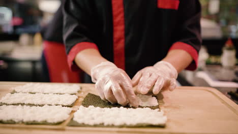 preparación de sushi por el chef