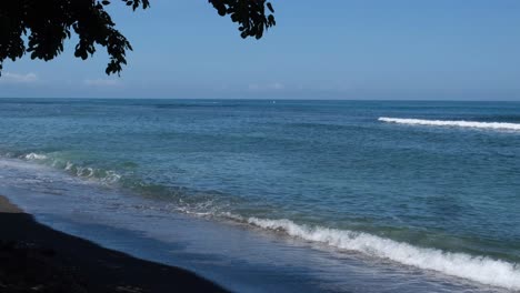 Paisaje-Marino-En-Un-Día-Soleado-De-Verano-En-La-Playa-Con-Olas-Salpicando