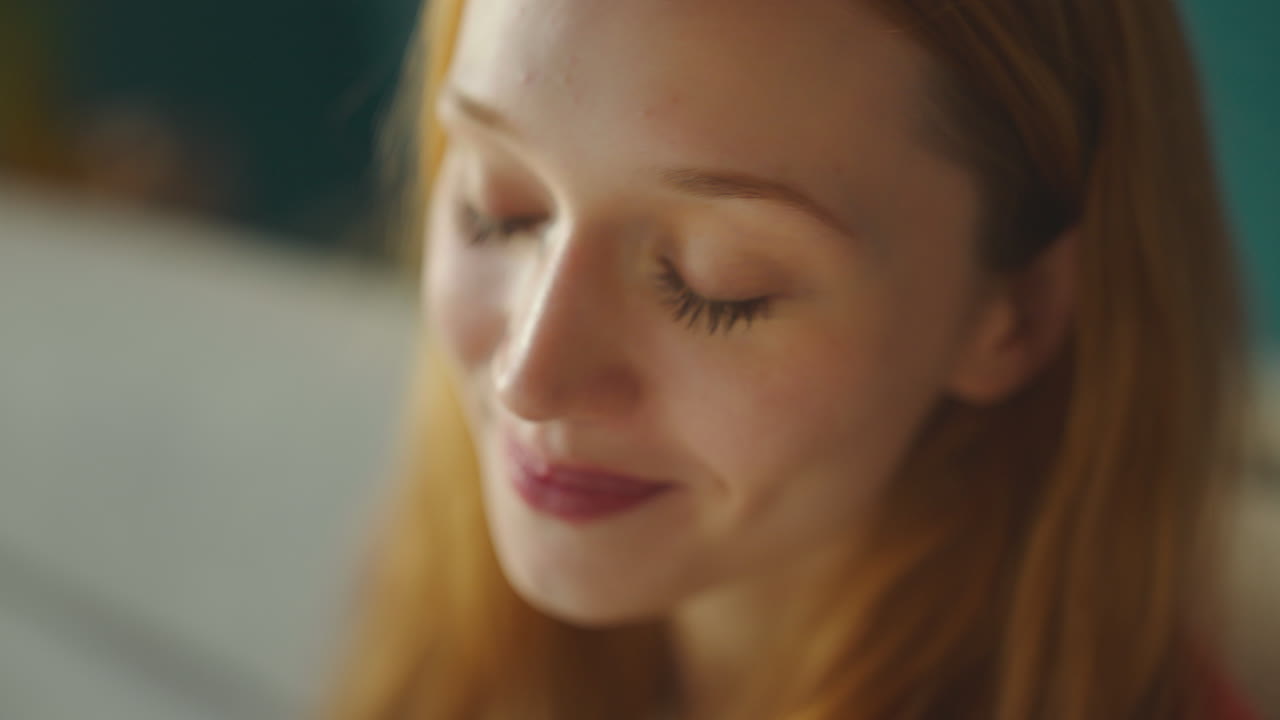 retrato de una mujer sonriente mirando a la cámara