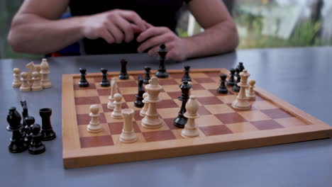 schach spielen am küchentisch