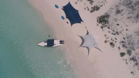 Vista-Aérea-Superior-Isla-Tropical-Campamento-De-Playa-De-Lujo-Glamping,-Los-Roques-Venezuela