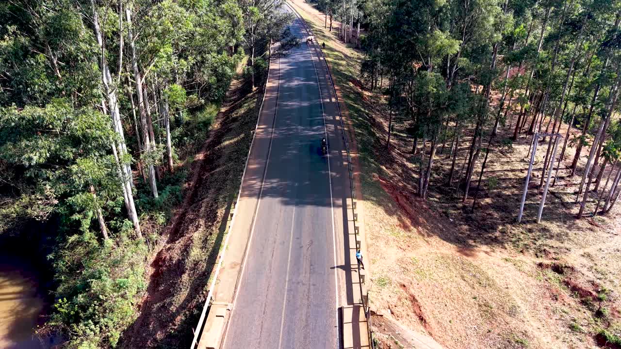Dårlige landeveje i landlige Kenya, gårde langs vejkanten, forurenet flod, biler kører på landeveje i Kenya