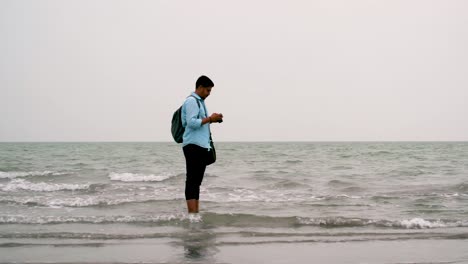 Fotógrafo-Tomando-Fotografías-En-La-Orilla-Del-Mar-En-Kuakata,-Bangladesh