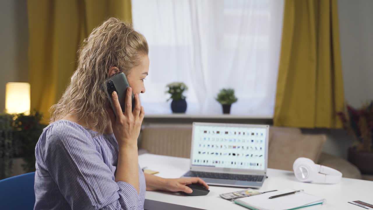 Vrouw handelt online. Online productverkoop