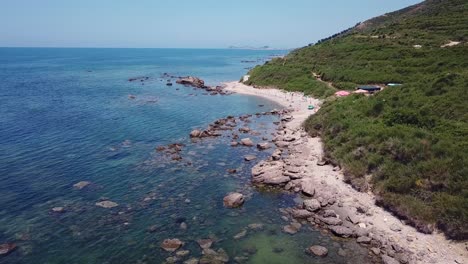 Drohnenansicht-Des-Felsigen-Strandufers-Mit-Wellen,-Die-Auf-Die-Felsen-Treffen