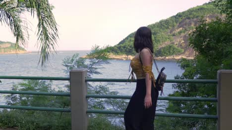 Chica-Asiática-Mirando-Al-Mar-Cerca-Del-Pan-De-Azúcar-Y-La-Playa-De-Copacabana-En-Río-De-Janeiro.