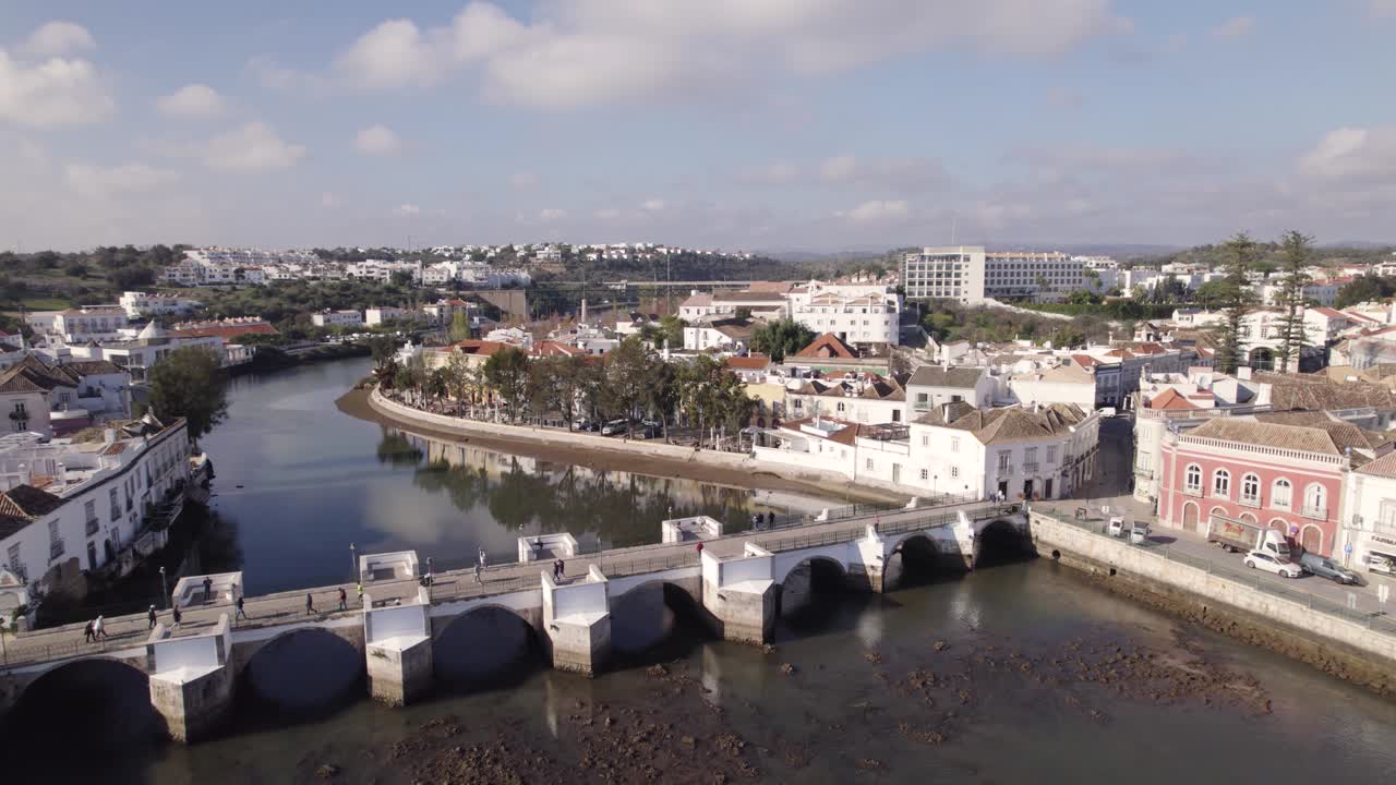Gente caminando en Ponte Antiga de Tavira, Puente Romano, vista aérea frontal.