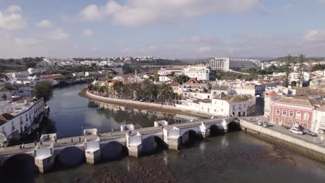 在古塔維拉橋 (ponte antica de tavira) 走路的人,羅馬橋,空中前景