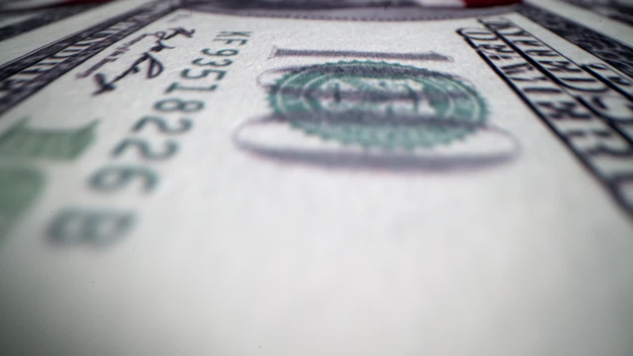 100 dollari in una mascherina medica. L'economia globale durante la pandemia di COVID-19. Riprese 4K di alta qualità.