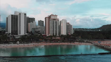 Aerial-drone-footage-of-Honolulu,-Hawaii