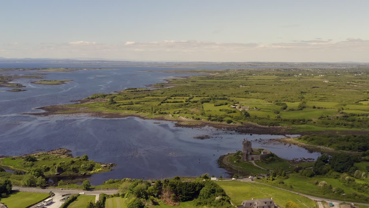 tomada dinámica de gran ángulo de la bahía de kinvara con el castillo de dunguaire y la carretera costera