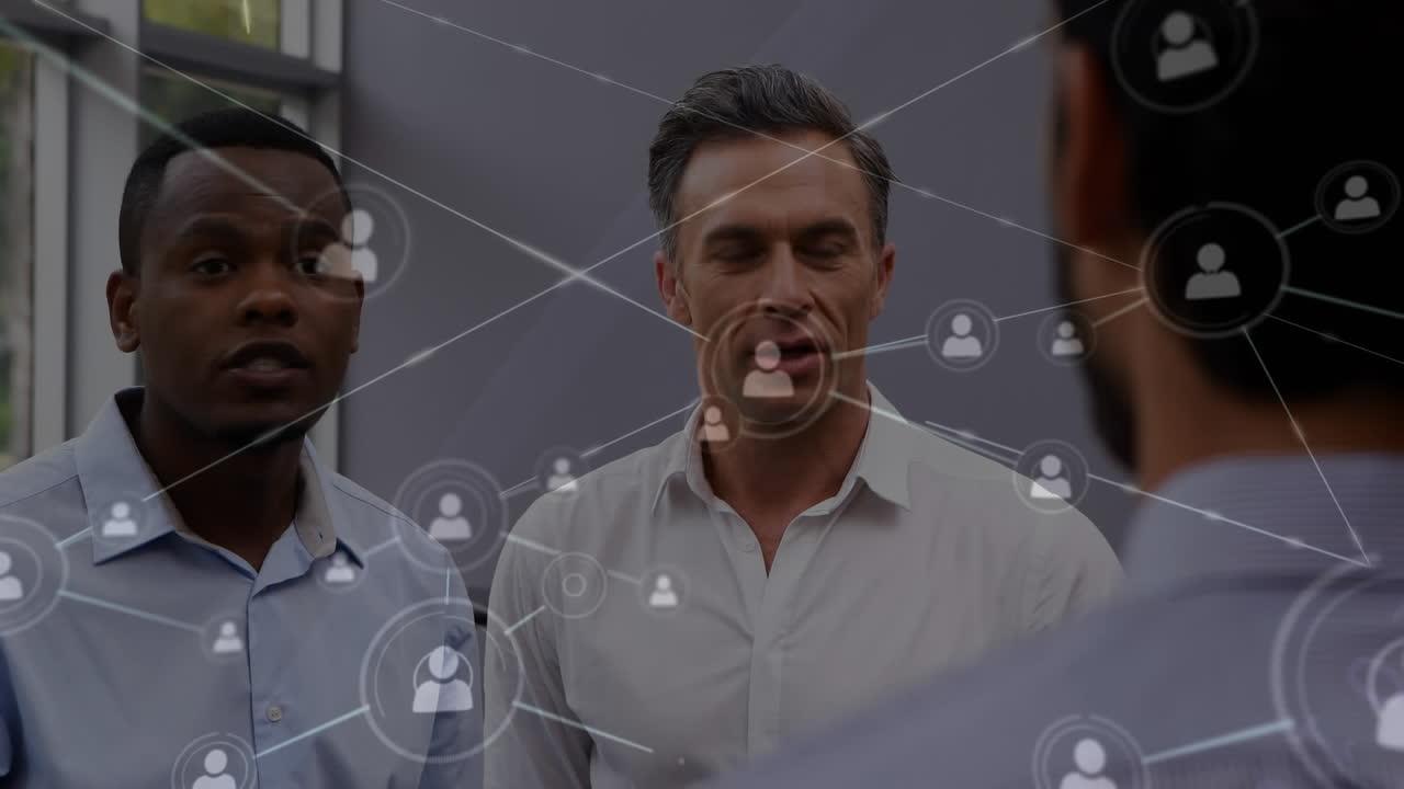 animación de iconos conectados con líneas sobre diversos compañeros de trabajo que comparten ideas en la oficina