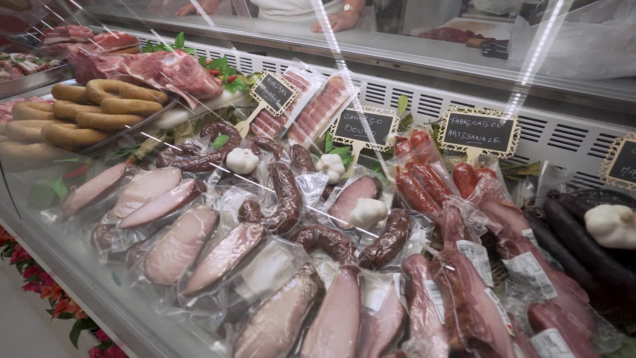 salsicce tradizionali e carne affumicata in mostra in un mercato portoghese locale
