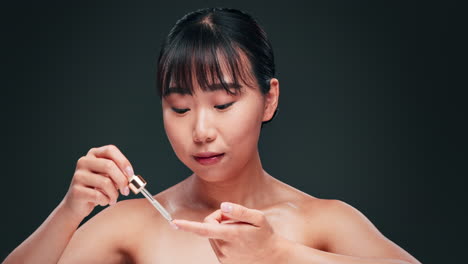 피부 관리 제품 을 얼굴 에 바르는 여자