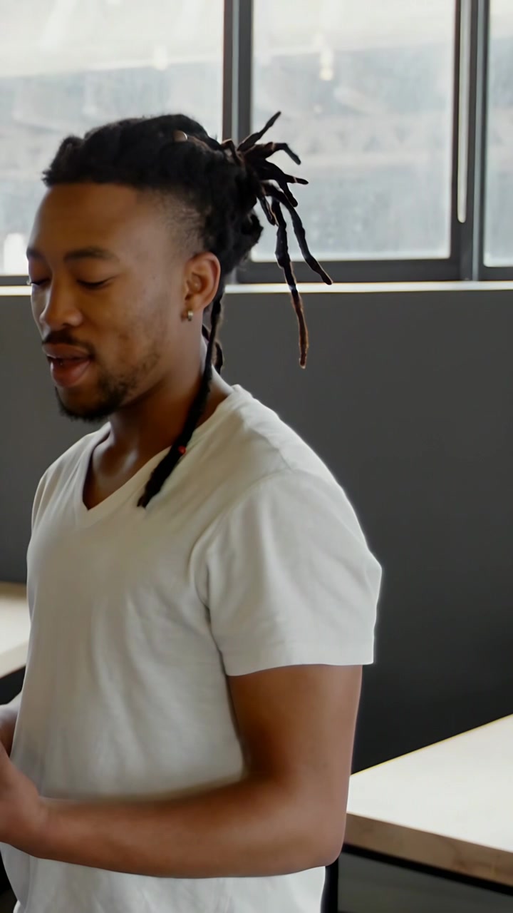 Video verticale: Uomo che tocca un dispositivo alla scrivania creando icone di telefono o musica che mostrano una rete tecnologica che lo copre