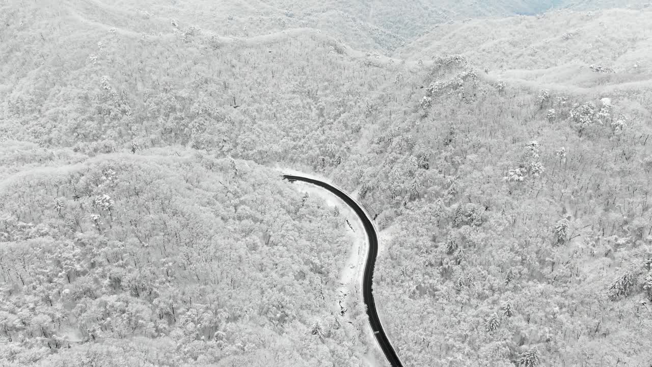 눈 인 산과 드론이 달린 도로 (서라칸, 한국)