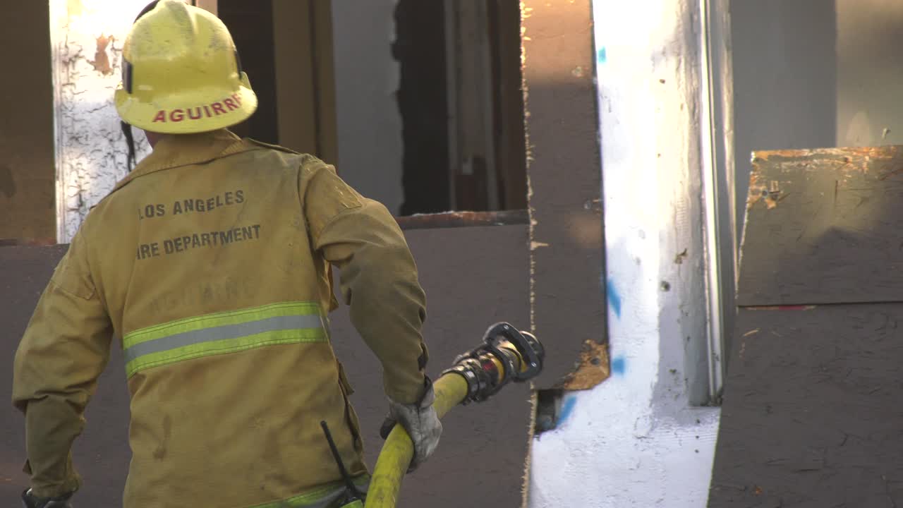Tubo antincendio che spruzza acqua su un incendio