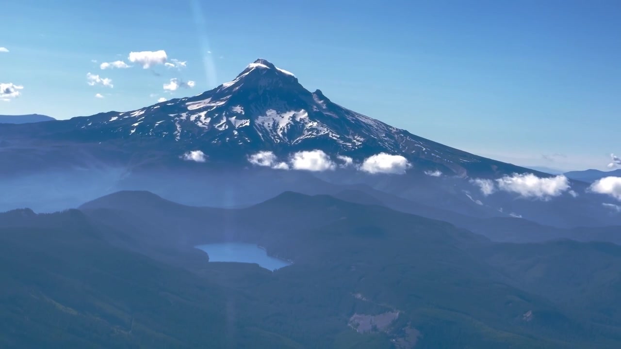Eine Ansicht des Mount Hood vom Himmel aus an einem klaren, sonnigen Tag