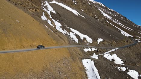 Seguimiento-Aéreo-De-Vehículos-Todoterreno-En-Kaza-En-El-Valle-De-Spiti-En-El-Himalaya,-India,-Paisaje-De-Montañas