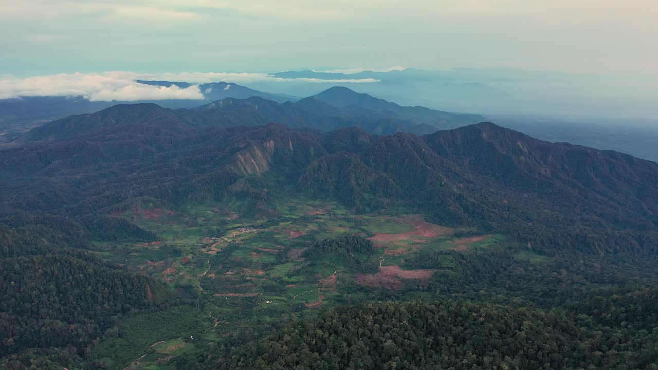 vista aérea del paisaje montañoso alrededor del monte sibayak y el monte sinabung en el norte de sumatra, indonesia - cámara inclinada hacia abajo