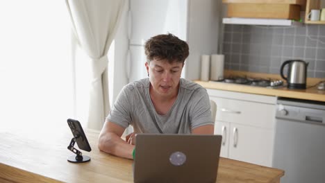 hombre trabajando desde casa en la computadora portátil