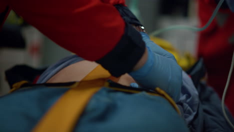 equipo de paramédicos salvando la vida de la víctima en la máscara de oxígeno en el coche de emergencia