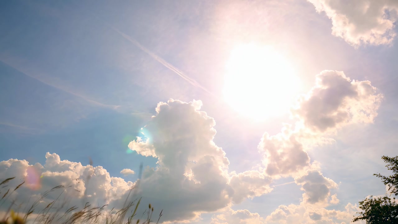 Sole brillante che splende sopra nuvole soffici in un cielo blu