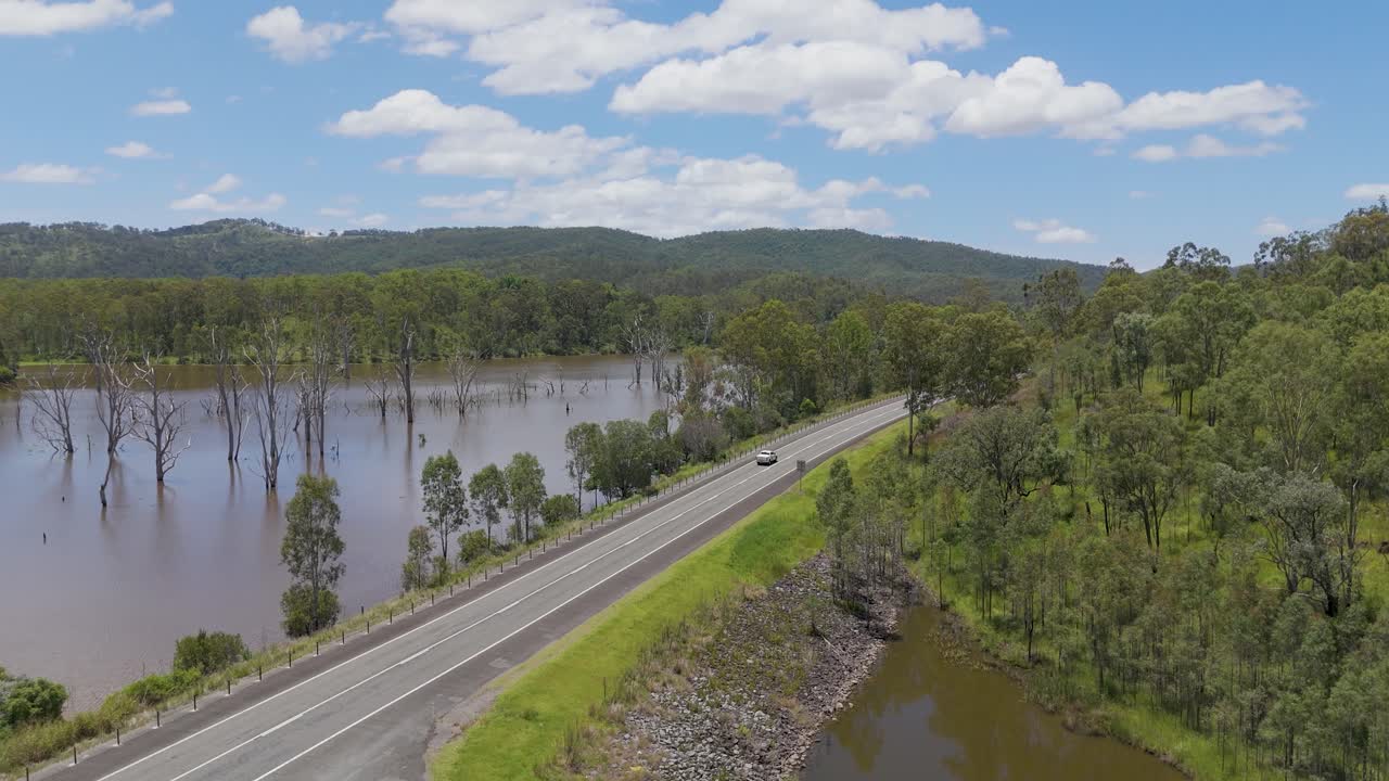 자동차는 그림 같은 숲길을 따라 이동합니다.