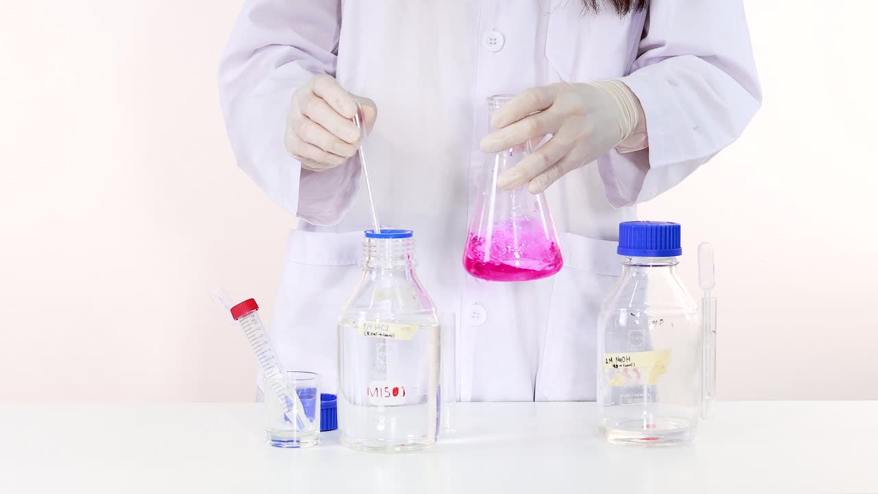 observar el cambio de color en una reacción química