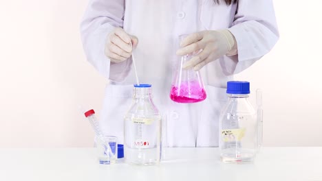observar el cambio de color en una reacción química